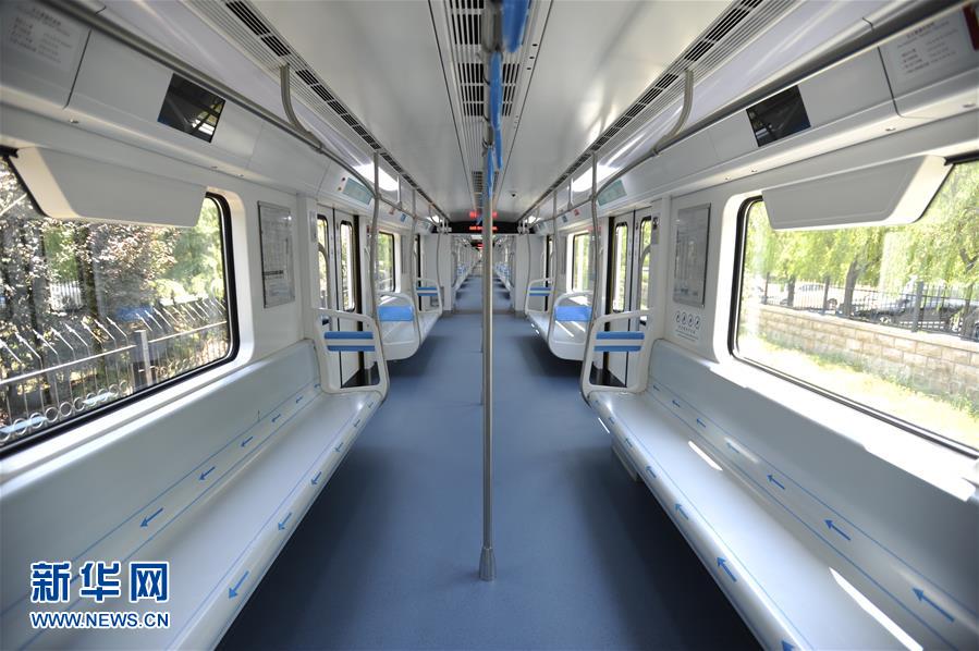 我国首款山地型地铁列车在中车四方下线_云上宜昌