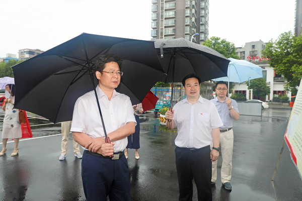 汪伟调研指导杨岔路社区全面从严治党向基层延伸工作