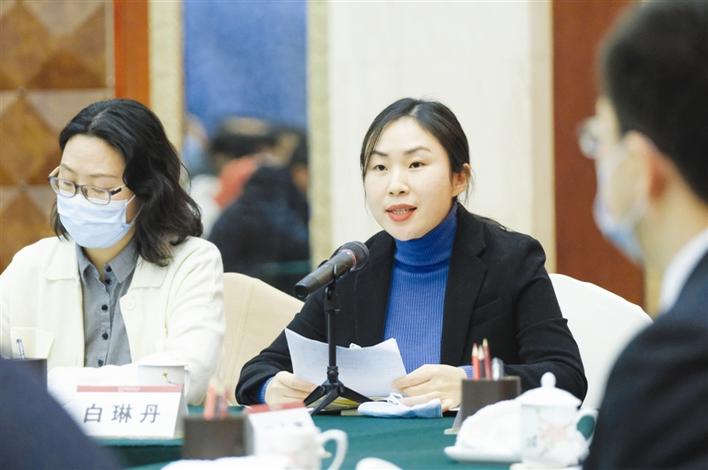 图中从上至下依次为政协委员耿璟,人大代表栾昕,政协委员白琳丹.