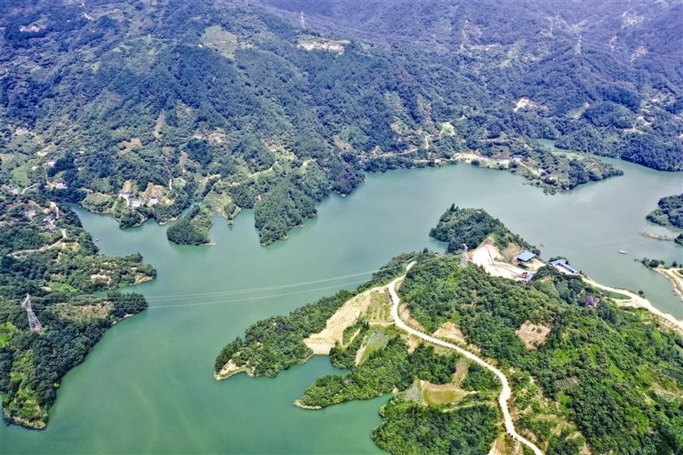 沙坪电站水库沿岸绿树葱茏