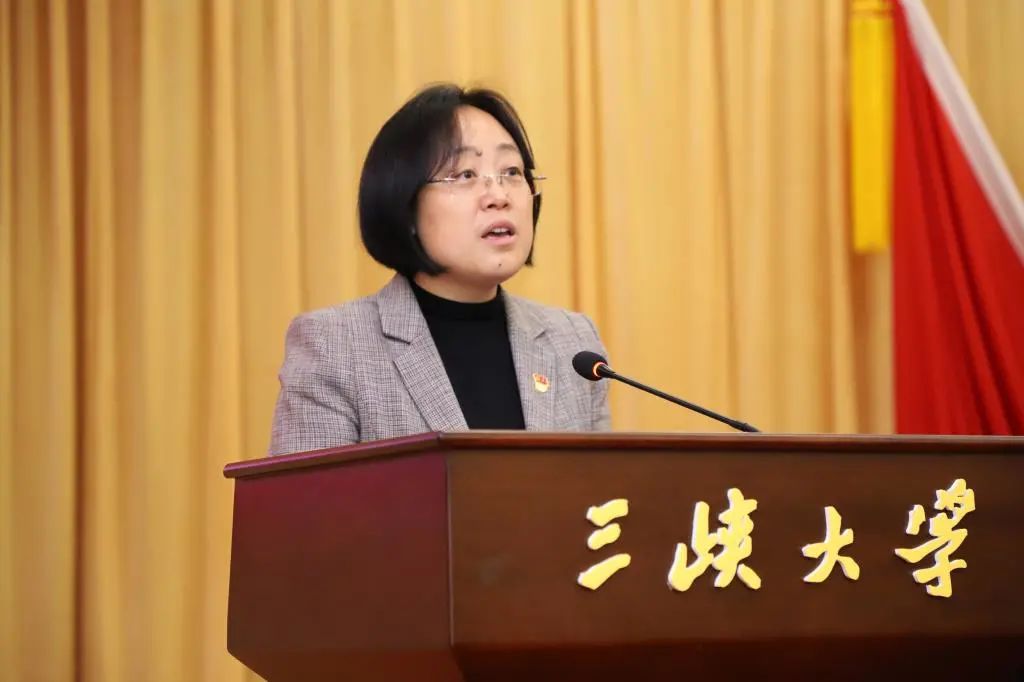 教育厅副厅长周启红,中共宜昌市委副书记(正厅长级)张桂华出席大会并