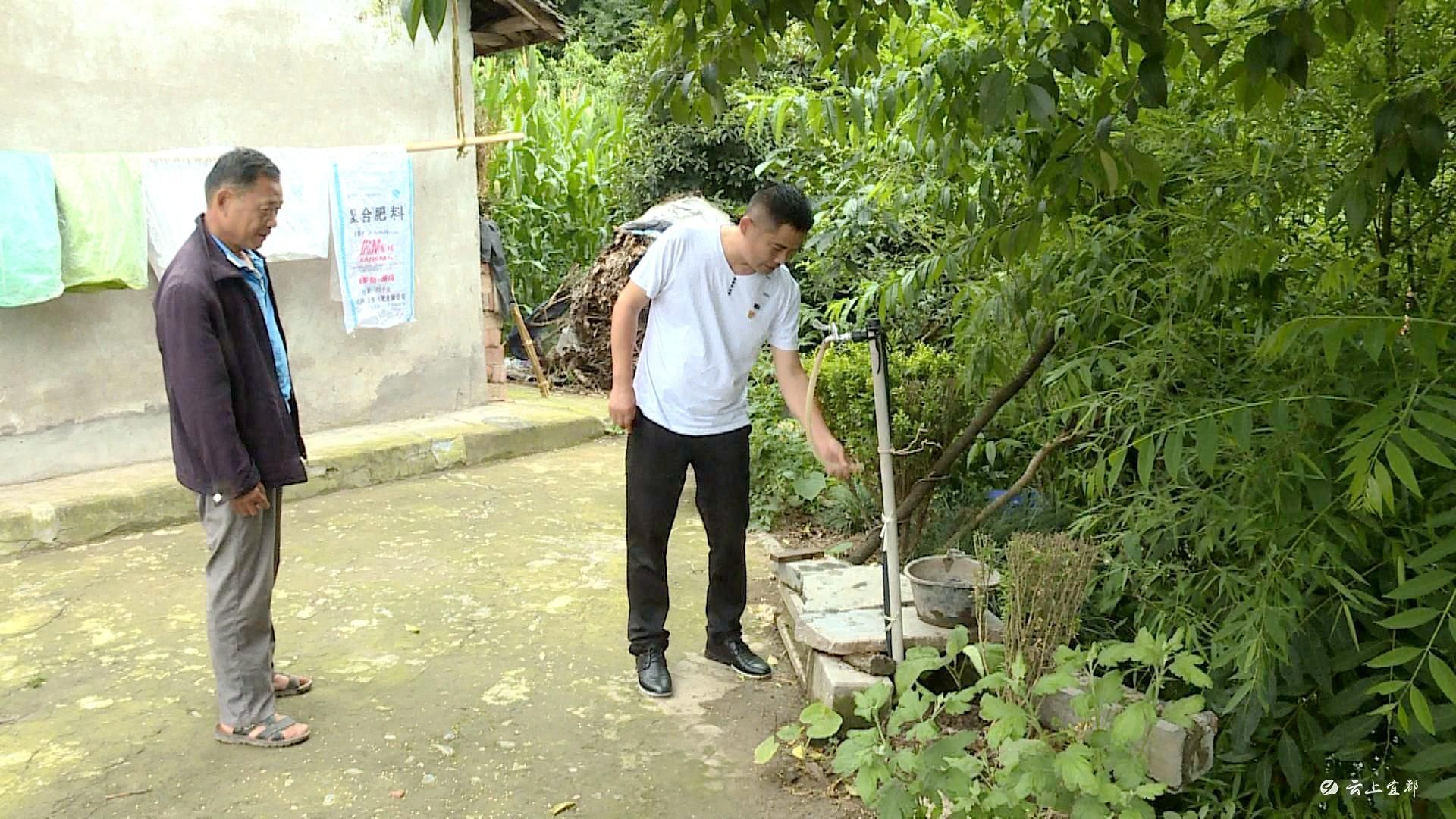 不忘初心牢记使命刘大卫一面飘扬在九凤谷的旗帜