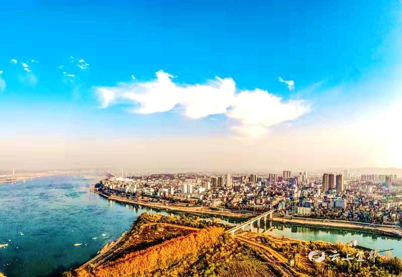 这种冬日彩林的形成,应该与宜都地处江汉平原与鄂西山区过渡地带,三江