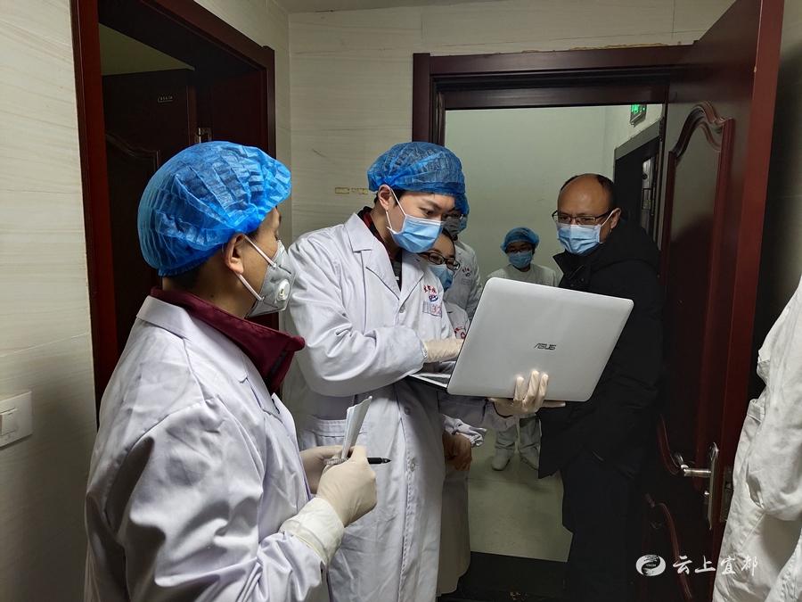 防疫站线的病毒缉拿押运者