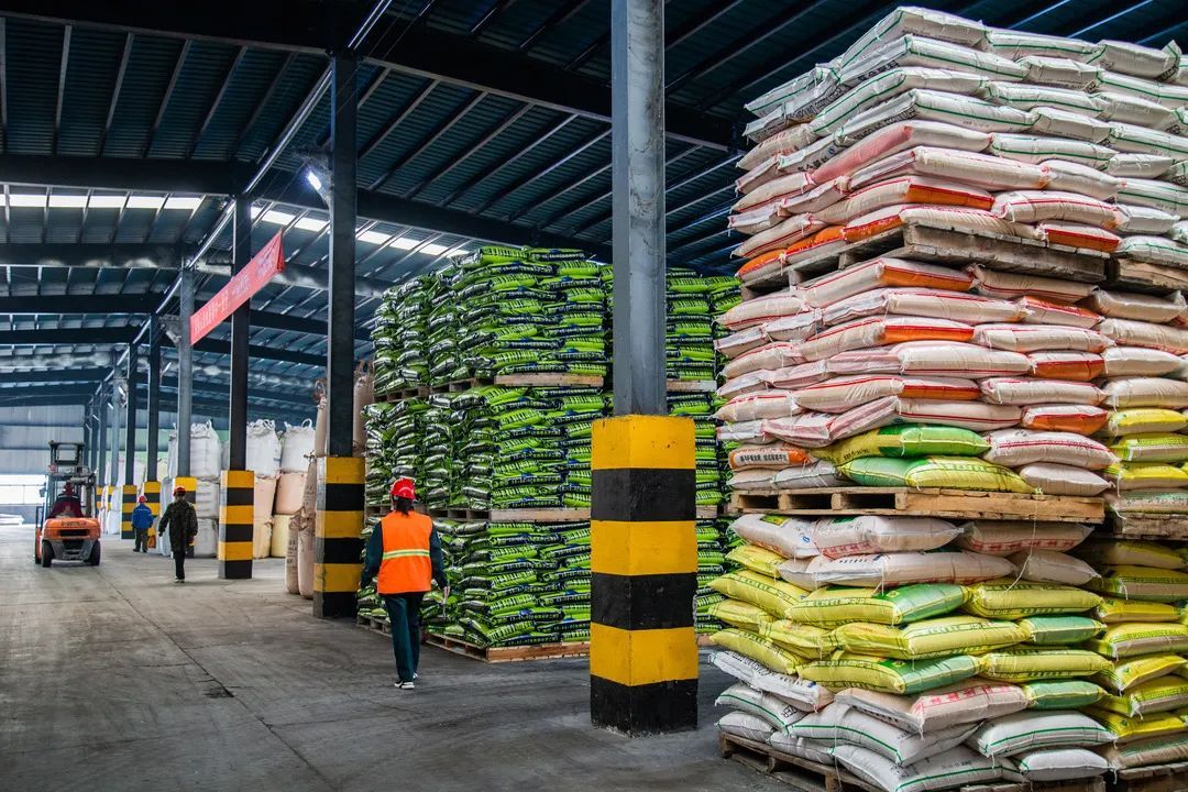 探访鄂中生态日产复合肥933吨