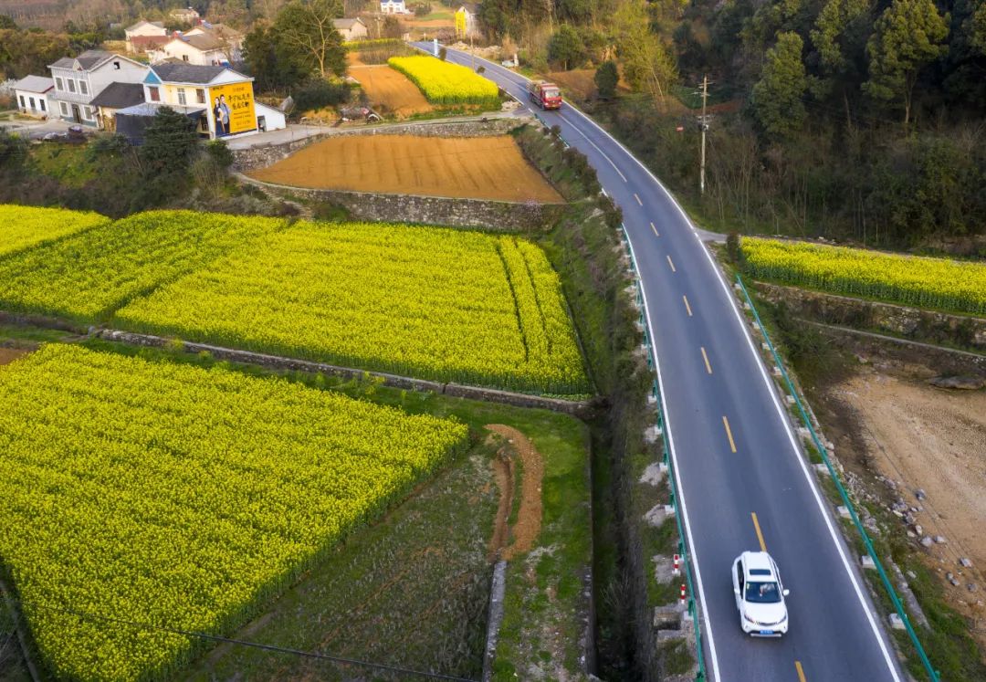 实现了行政村通畅率100,撤并村通畅率100,村民小组通畅率100,农户