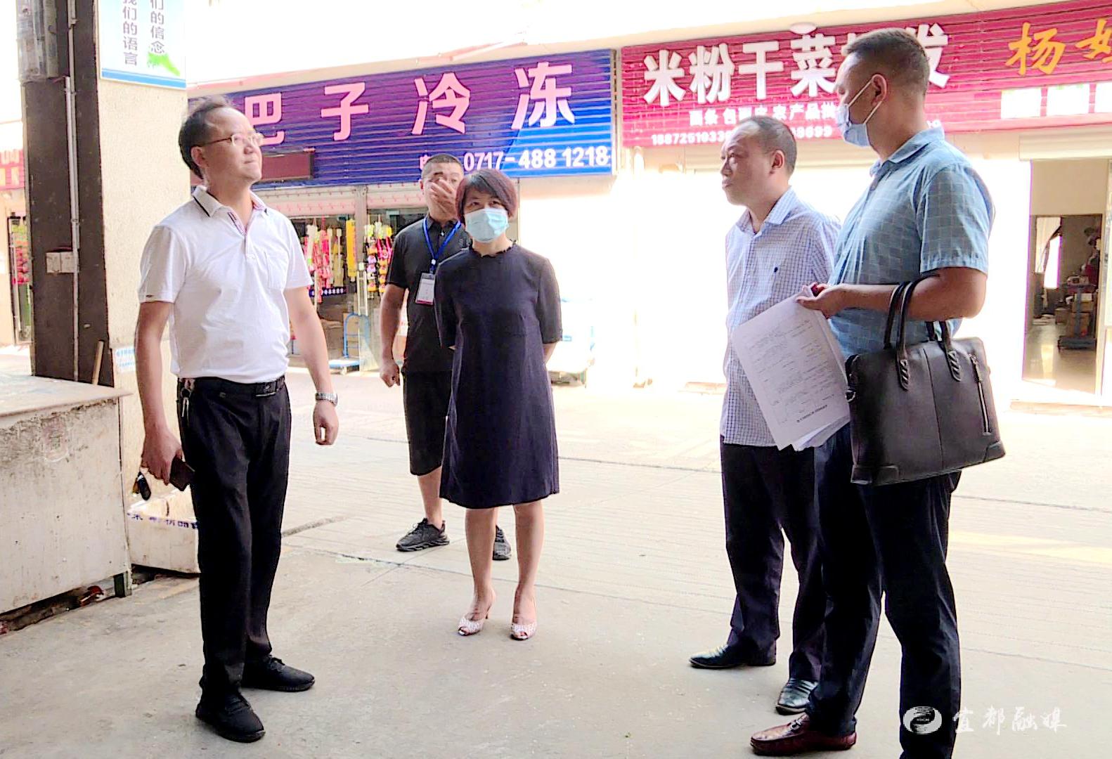 何英调研督导全国文明城市创建工作_云上宜都