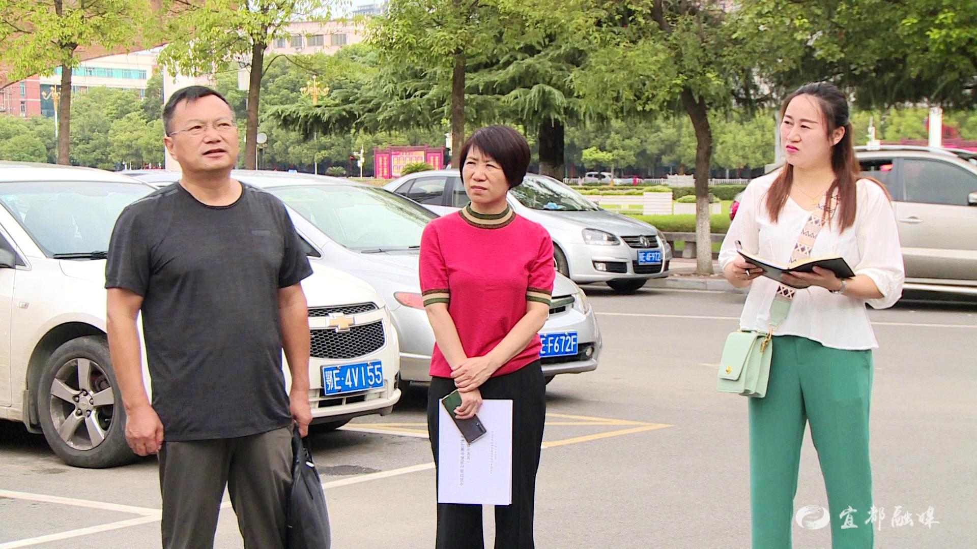 何英检查老旧小区,背街小巷环境卫生整治工作_云上宜都