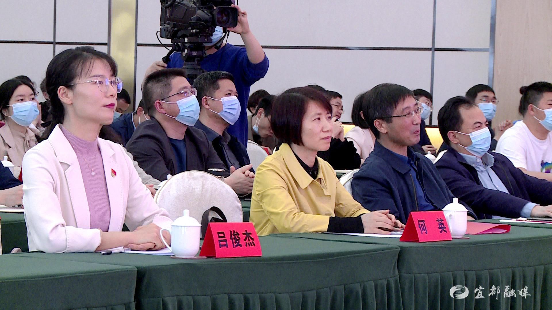 市委常委,宣传部部长何英参加.