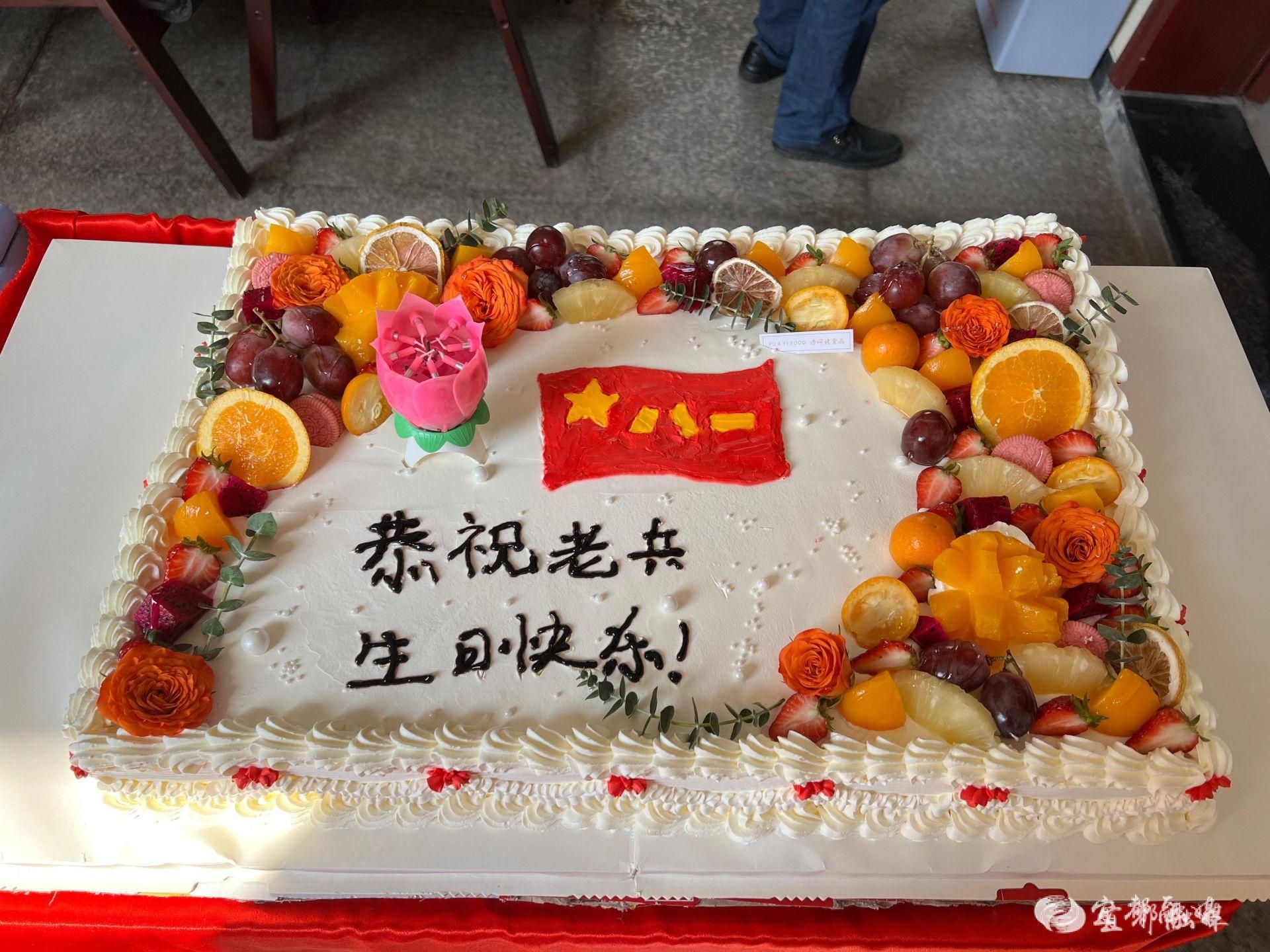 生日会上,老兵们一起回忆在部队时的峥嵘岁月.