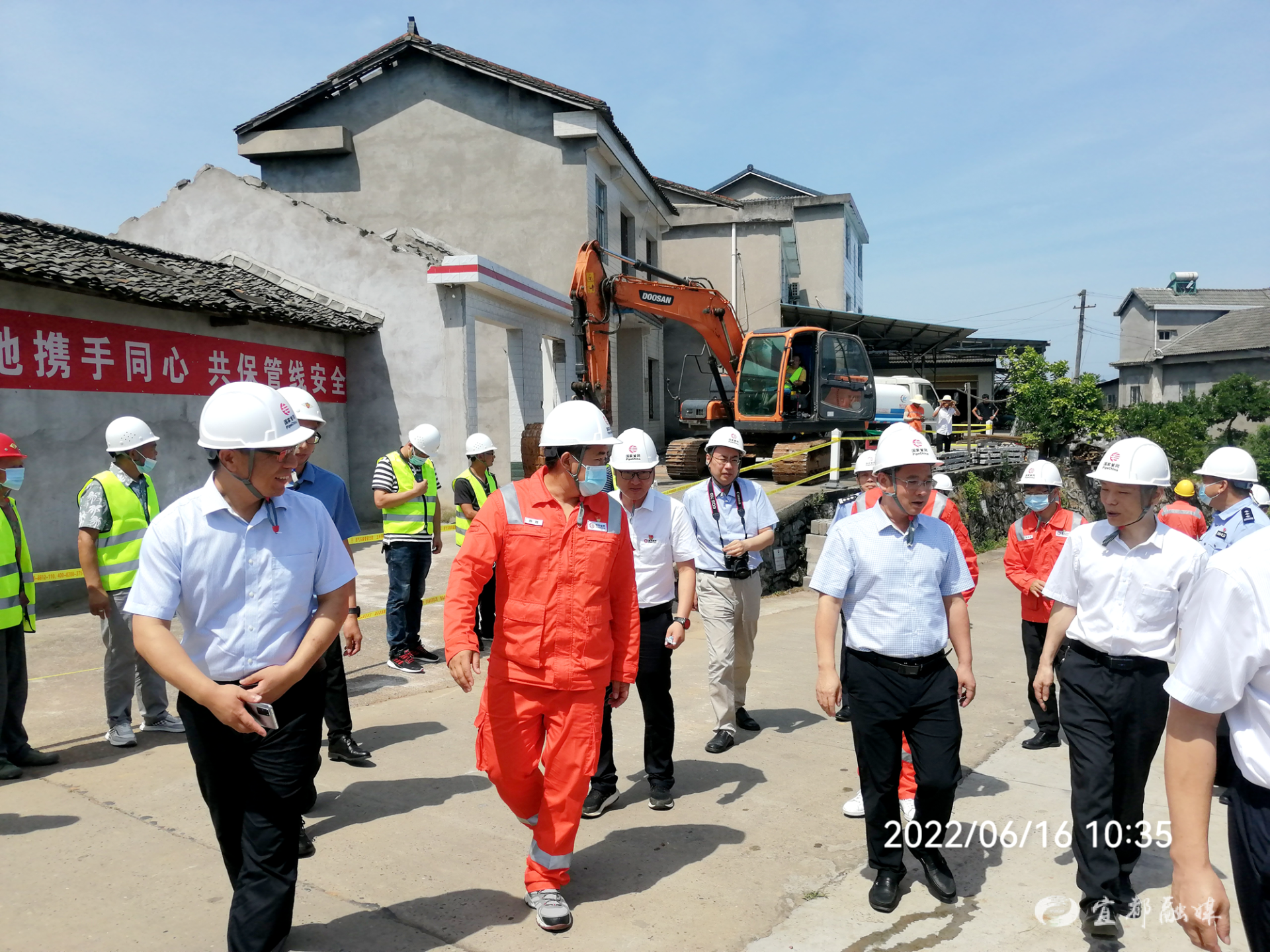 专项治理示范活动,现场拆除红花套镇吴家岗村1处管道安全间距不足房屋