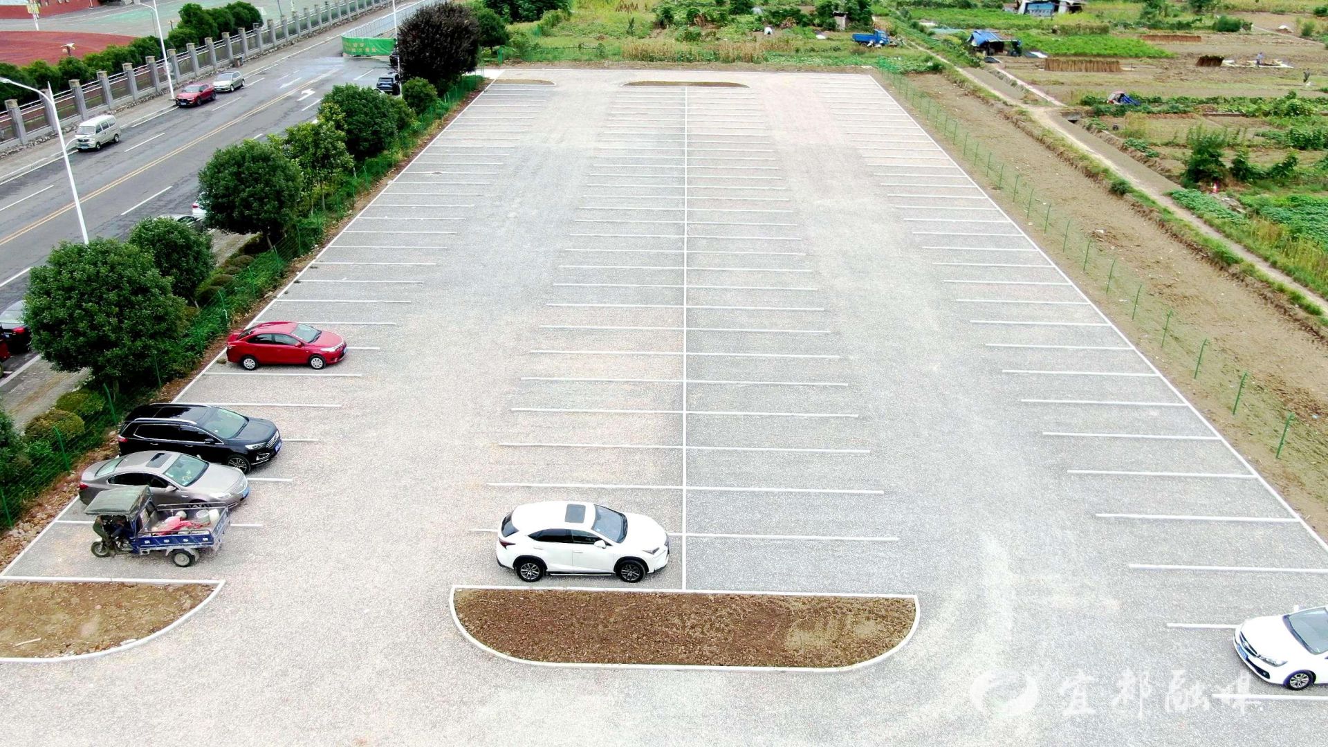 宜都这个小学东侧新建了一处停车场!_云上宜都