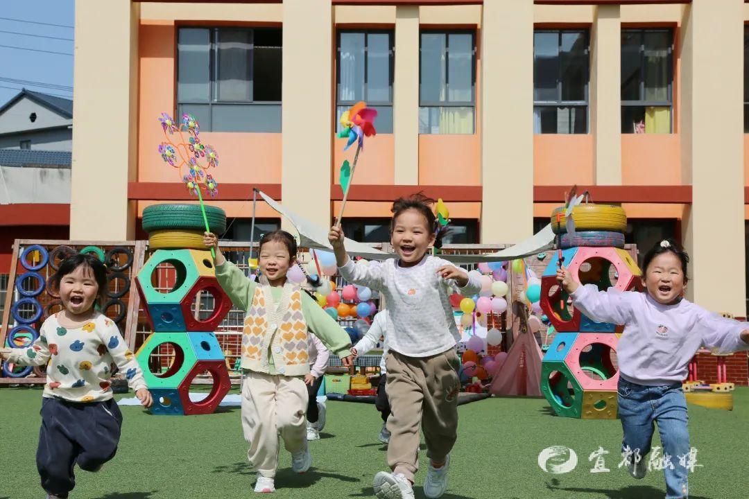 市幼儿园2023年4月小班组春日游园(1).jpg