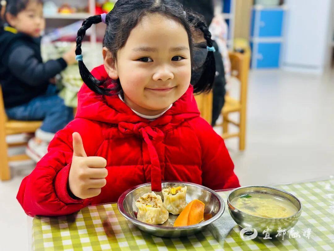 市幼儿园萌娃为美味点赞（摄 刘若赟）.jpg