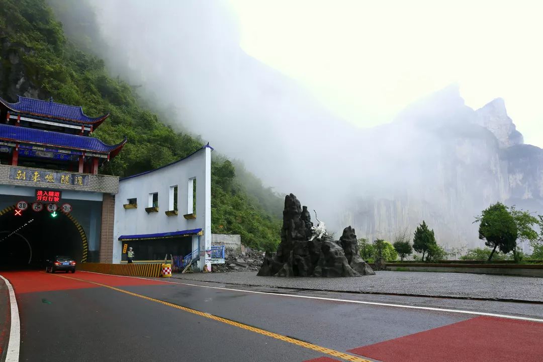 東邊石板嶺,西邊齊嶽山,山高路險,氣候惡劣,是有史以來利川對外交通的