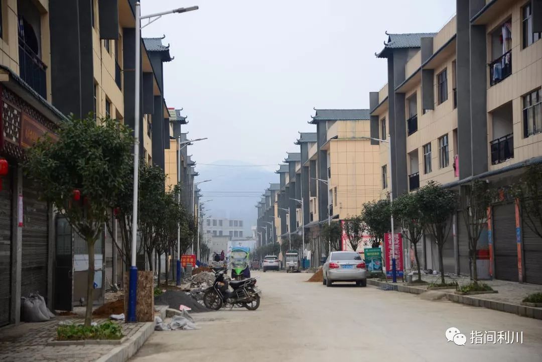 柏杨坝镇政府围墙不见了?为何要拆?_云上利川