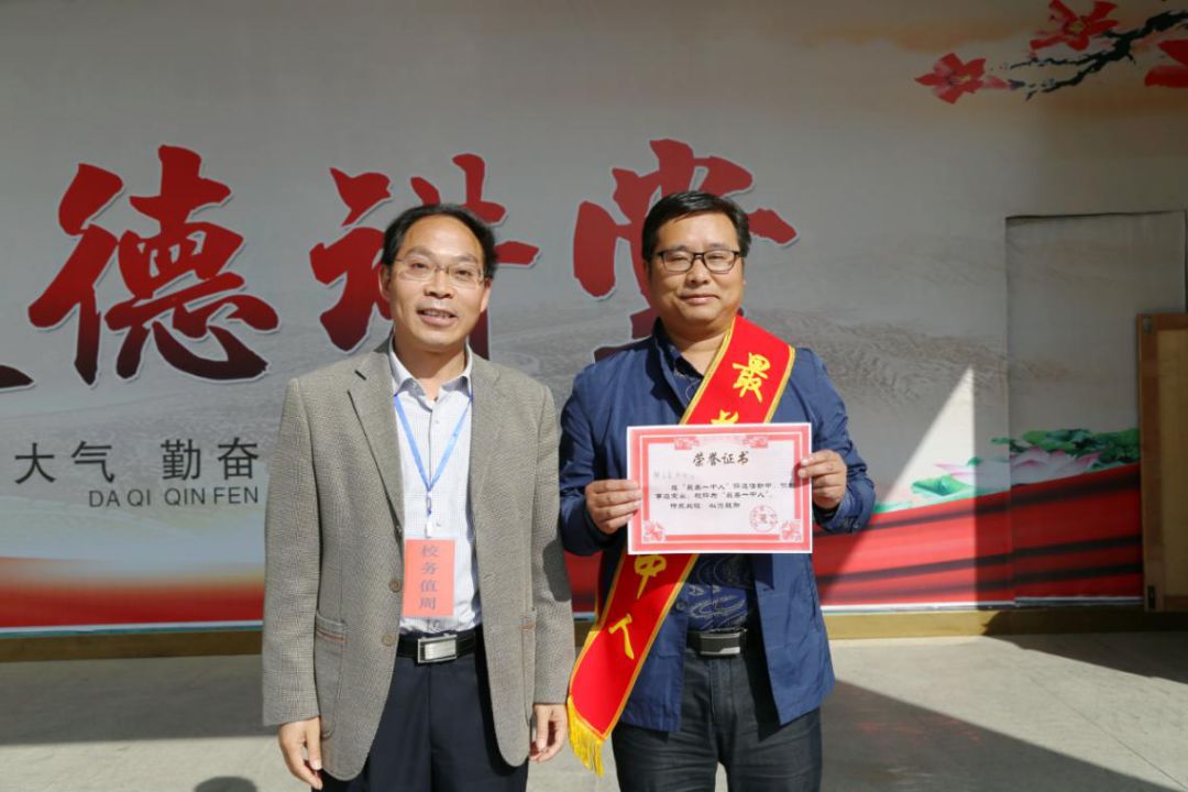 利川一中这名同学荣获2018年度全国最美中学生称号