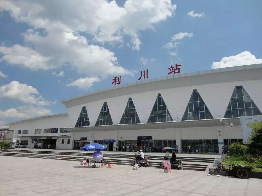 5月20日起利川站乘动车可直接刷身份证进站了