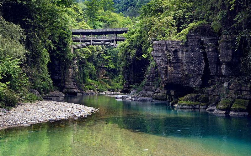 利川境内一风雨桥历经百年沧桑不减其色