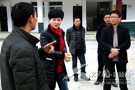 建始县长向红林到柳树淌村调研易地扶贫搬迁工作