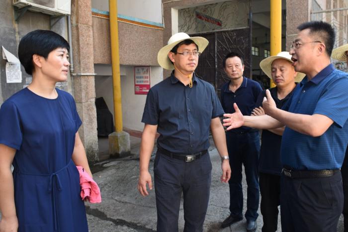 向红林张渊平攻坚拔寨坚决打赢棚户区改造硬仗