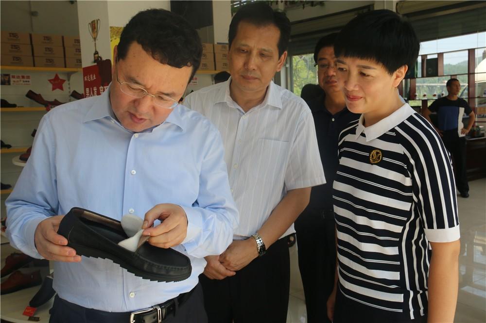 省委常委统战部部长尔肯江吐拉洪深入建始调研