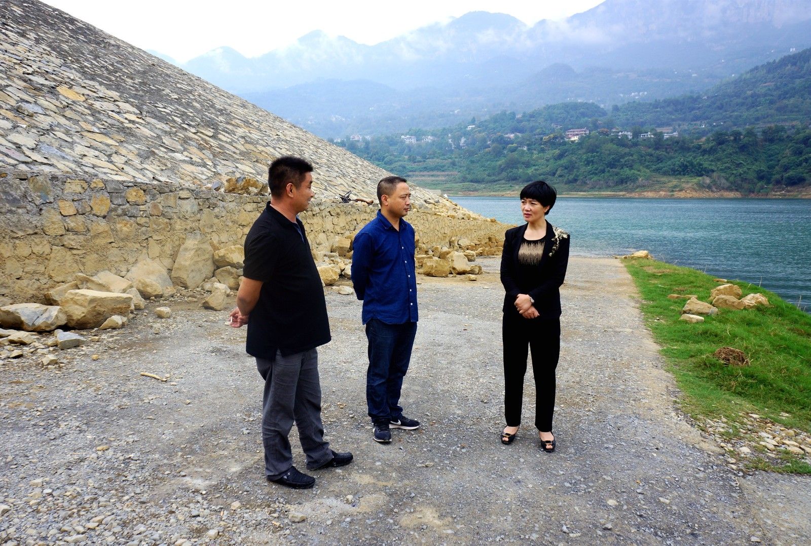 县委书记向红林巡河