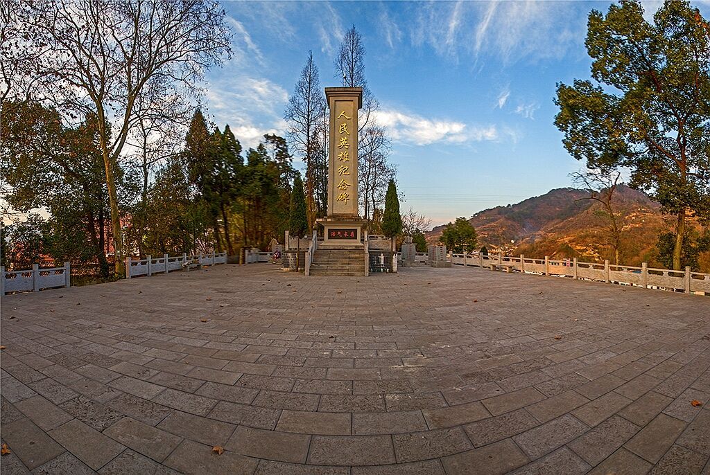 人民英雄永垂不朽3上小学时的第一个清明节,老师带我们去烈士陵园扫墓