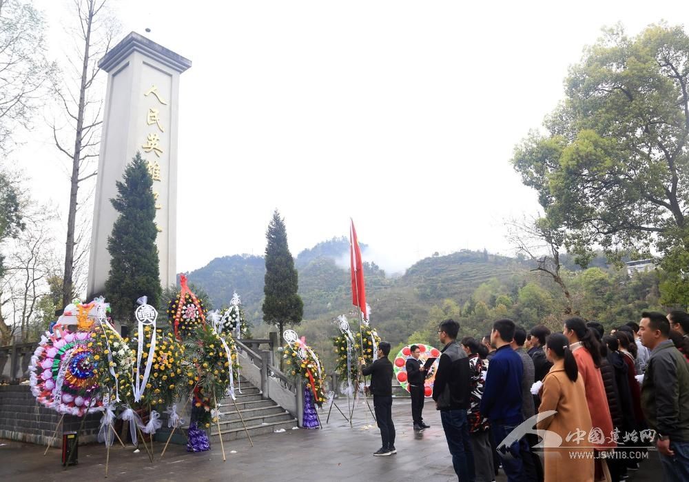 4月3日,来自建始县委机关大院的的党员干部在建始城区包家垭烈士陵园