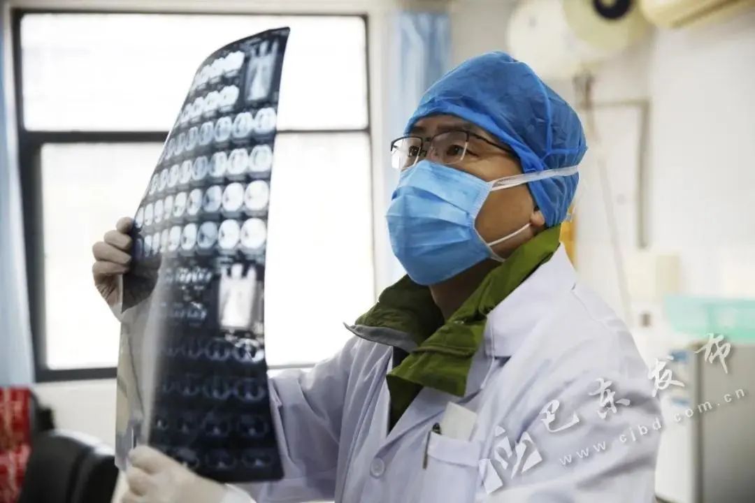 家国情怀,医者仁心赵丽医生/左 孙志杰医生/右邱磊医生/中你们的坚毅