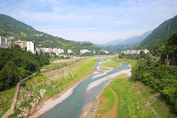 沿渡河河畅水清芳草绿