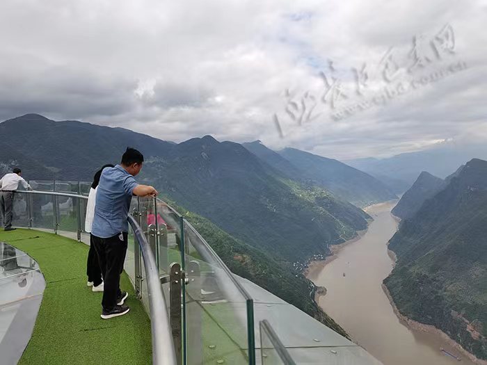 馬上還有一個兩百多人的旅遊團從武漢過來,估計接下來兩天假期也是