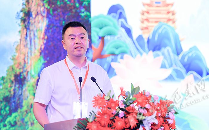 巴东县委副书记,县长洪家进致辞巴东县委副书记,县长洪家进表示,汉水