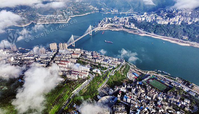 腾空而起,拍摄组通过精心规划选取航拍线路,先后航拍巴东县城区全貌