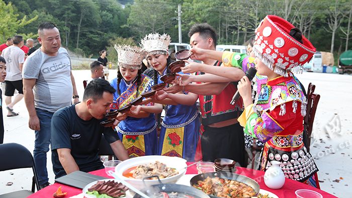 巴东野三关纳凉经济火爆外地游客流连忘返