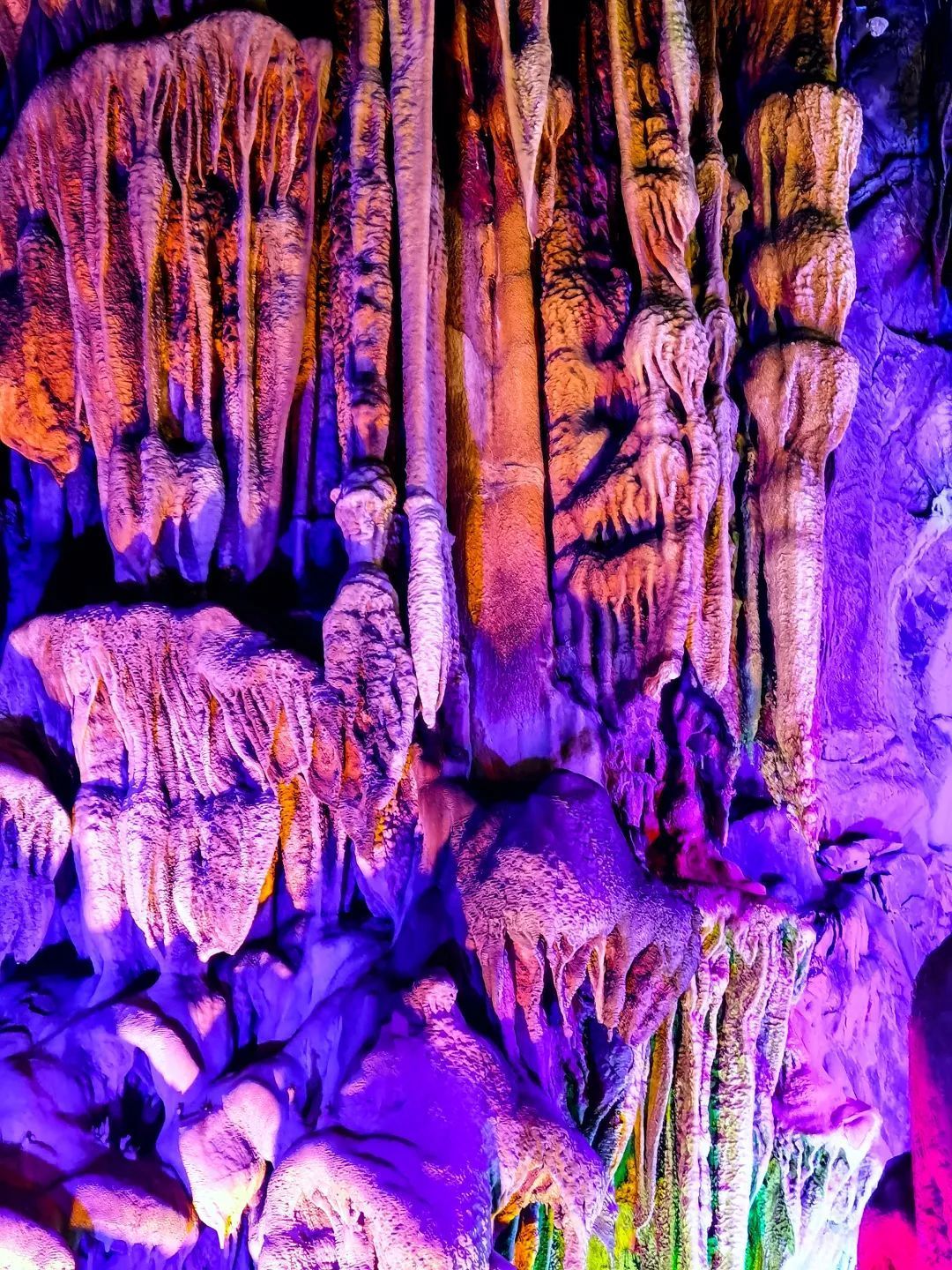 钟乳石那些沉睡亿万年的瑰丽景致无不让人向往马上来一趟溶洞探秘避暑