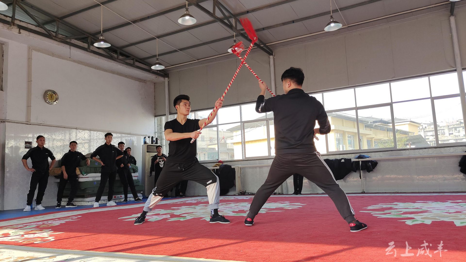 1月15日,咸丰县南剧艺术保护传承中心紧张排练南剧《唐崖土司夫人》