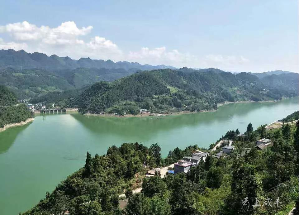 咸丰县"嵌入式"监督护一江碧水