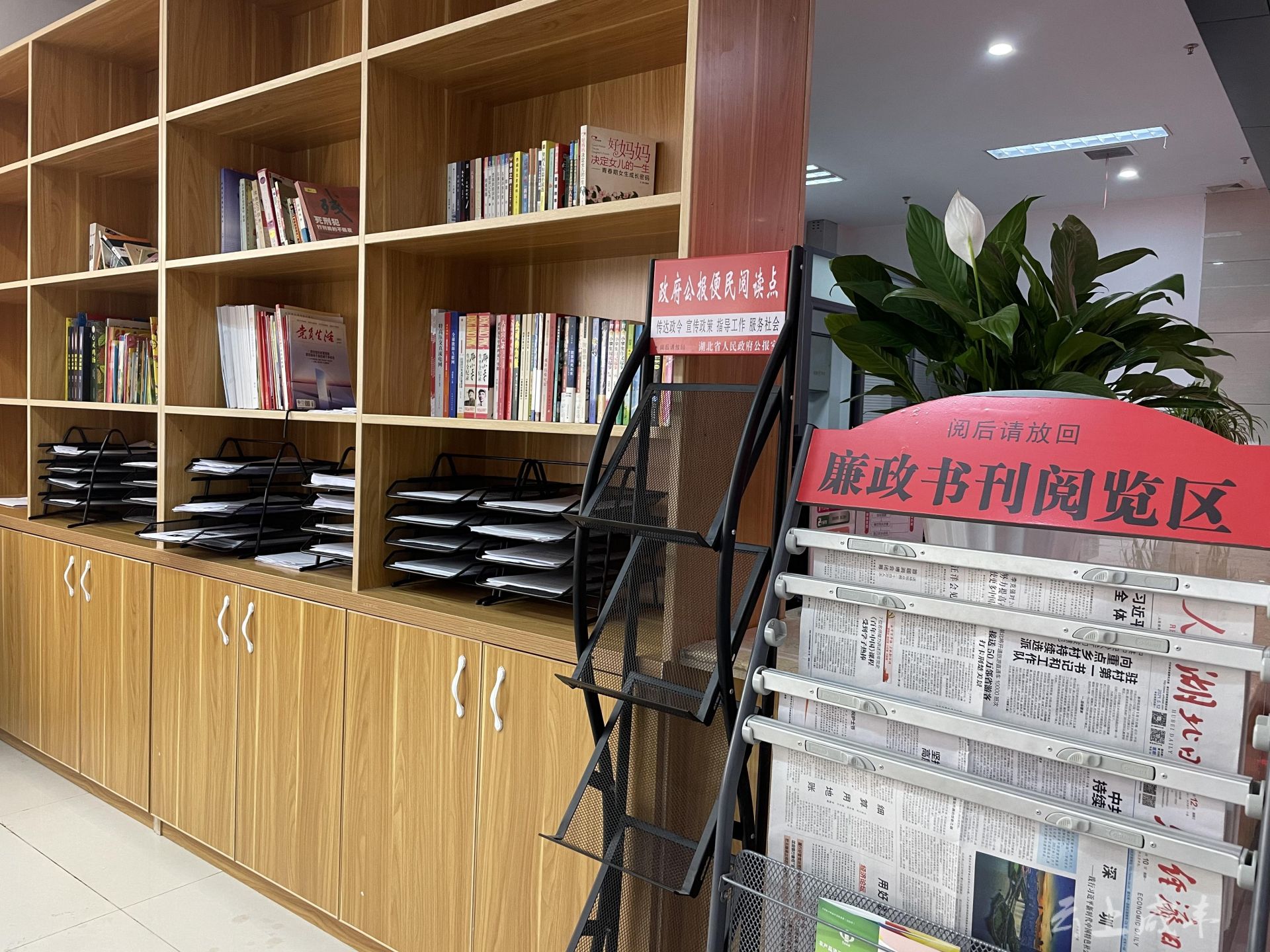 全体干部职工及各窗口单位工作人员将闲置书籍捐赠至市民之家图书角