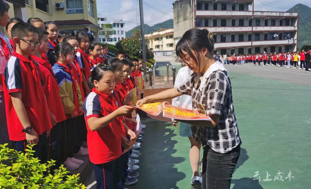 唐崖镇民族中心小学图片