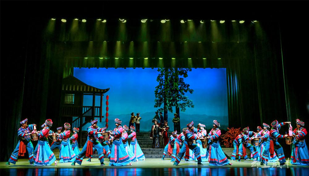 在这个代表着我国戏曲演出最高水准的舞台上,咸丰县南剧艺术传承保护