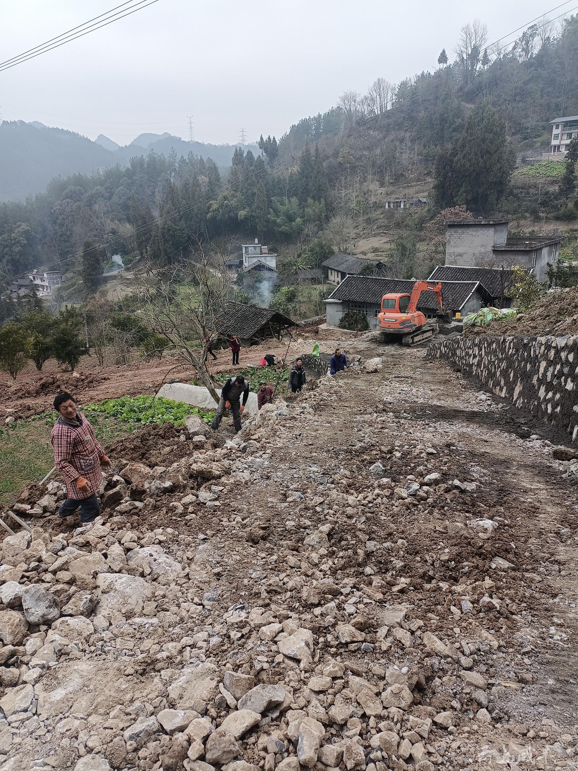 咸丰曾沟村村民自发修路助力乡村振兴