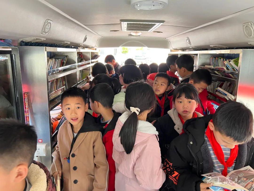 活动当天,咸丰县图书馆将"流动图书车"开进校园,受到了师生们的热烈