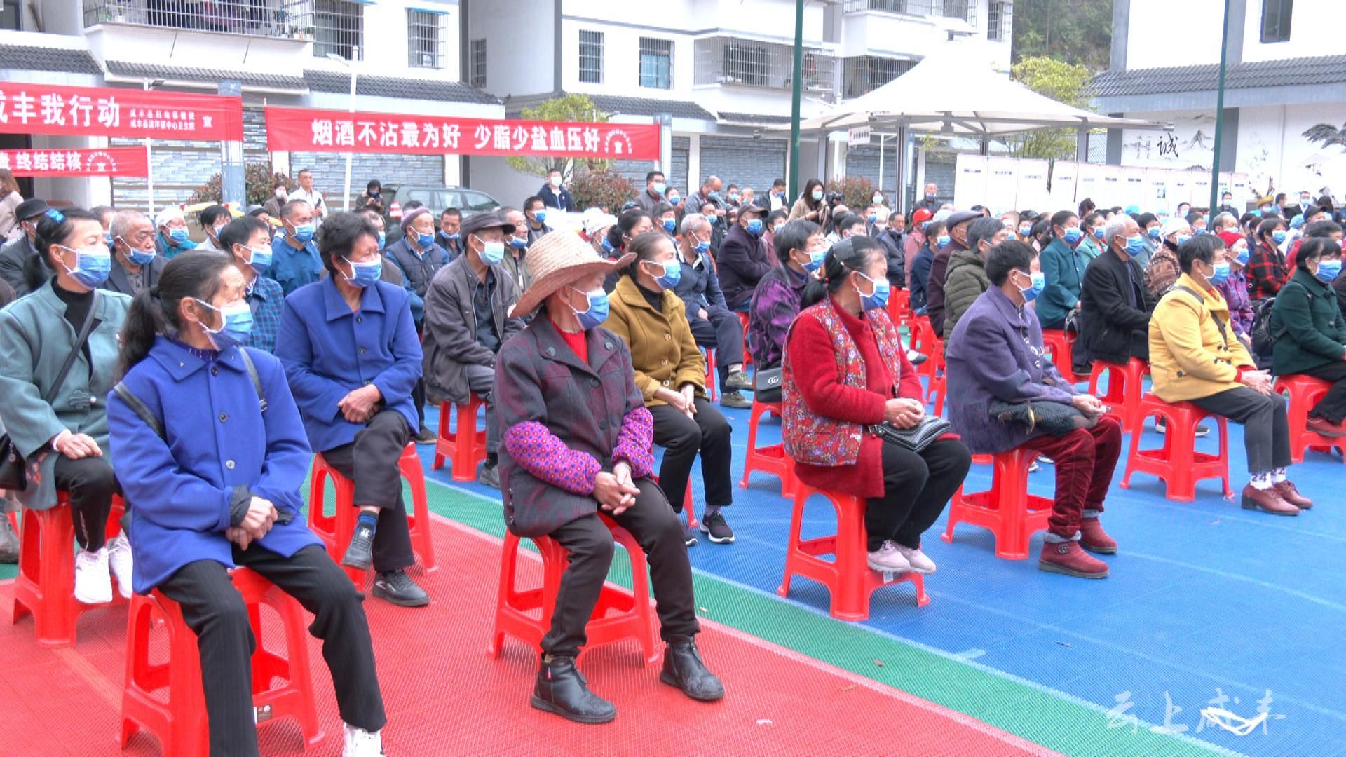 院的醫務人員精心編排節目,腦卒中防治知識版的土家山歌《六口茶》