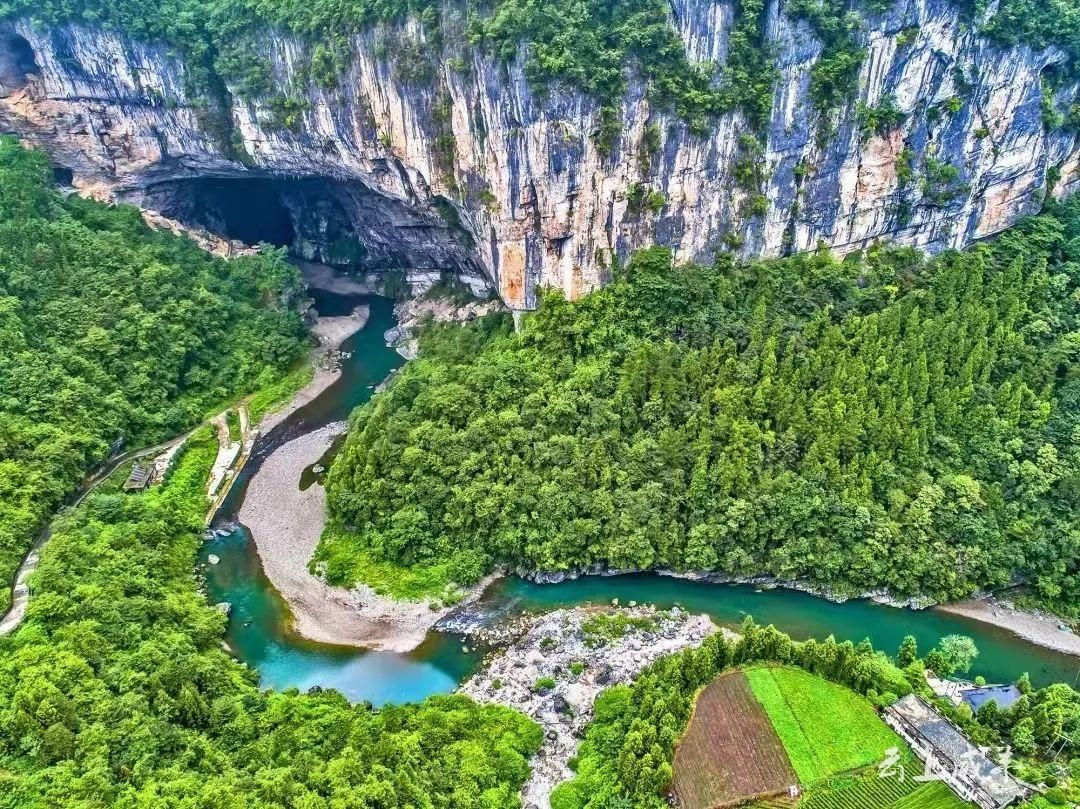 4月1日,咸丰县唐崖黄金洞景区黄金洞景区推出半价优惠购票政策,活动