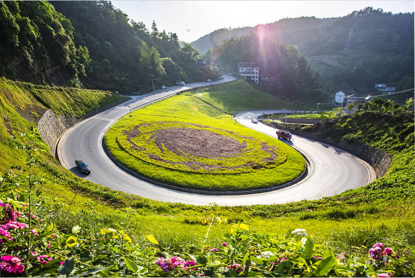 咸丰县美丽公路呈亮丽风景