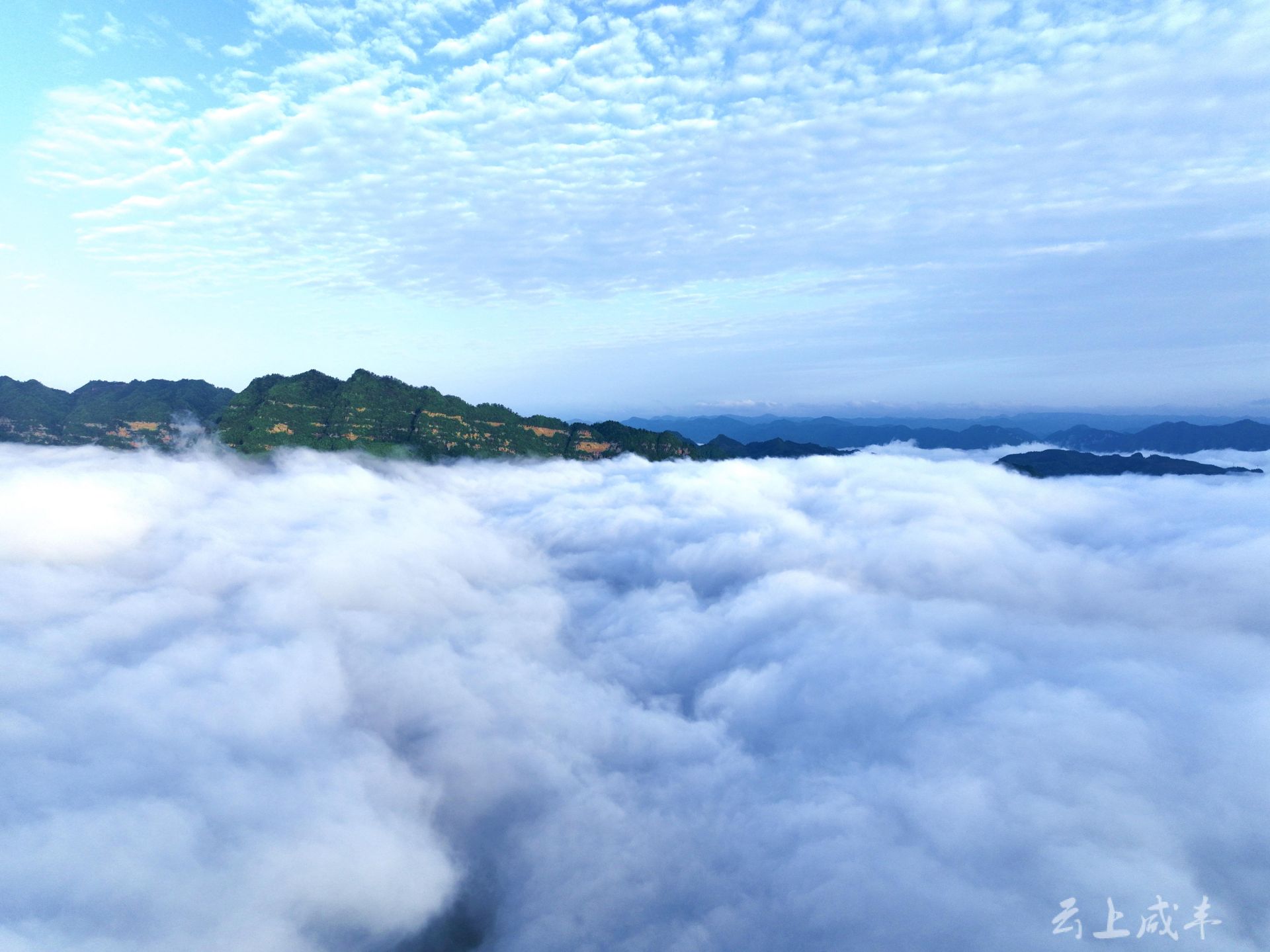 咸丰活龙坪仙雾笼罩春山美