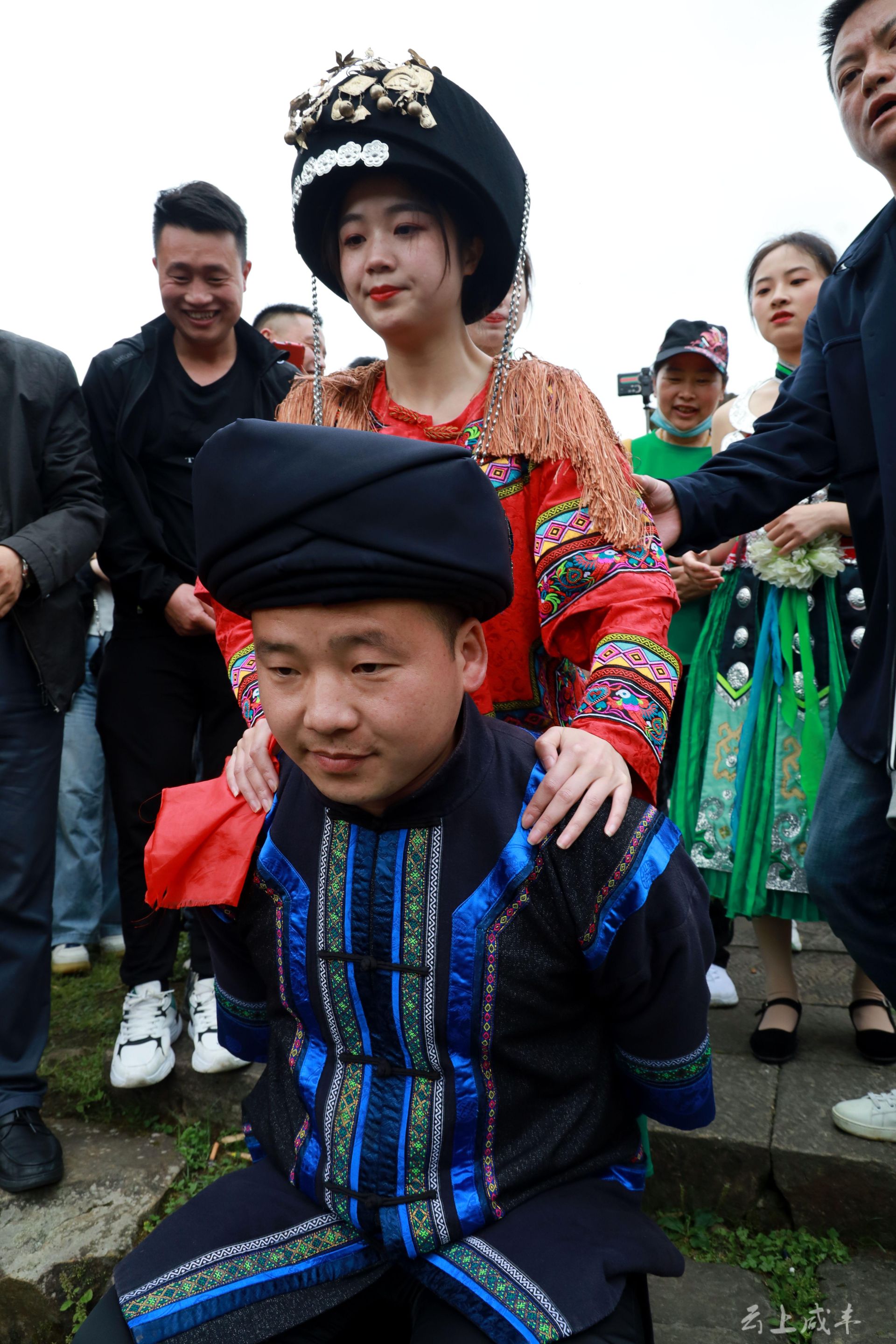 拦门哭嫁迎亲拜堂咸丰再现土家族传统婚嫁习俗