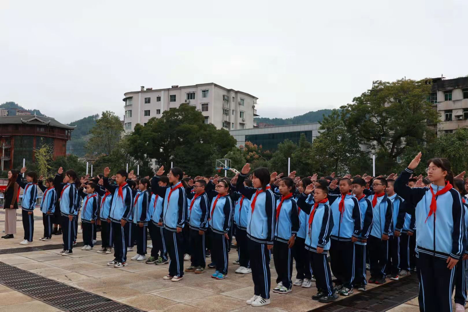 红领巾心向党党旗下共成长宣恩县民族实验中学开展少先队建队日主题