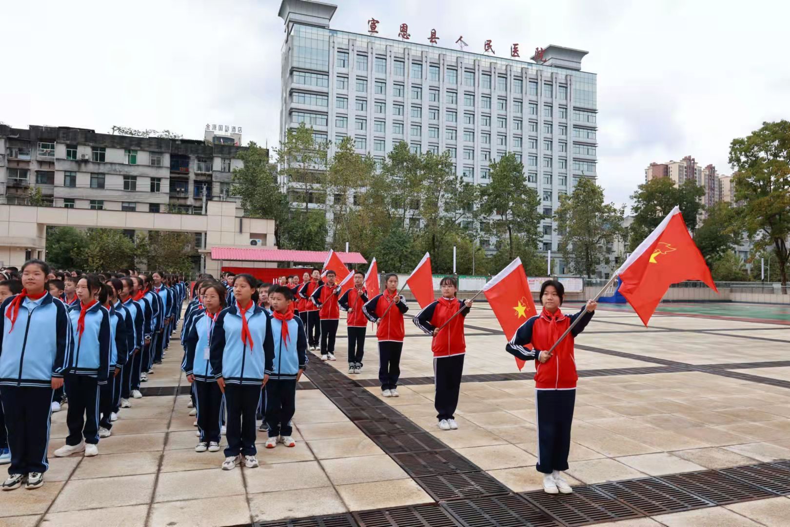 红领巾心向党党旗下共成长宣恩县民族实验中学开展少先队建队日主题